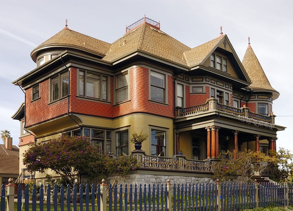 Cedar wood siding in Toronto. Installing cedar siding from the best contractors.